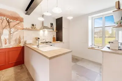 Cuisine ou kitchenette dans l'établissement LE ROCHER- Belle maison de charme -Jardin/Parking