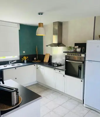 Cuisine ou kitchenette dans l'établissement Maison vacance proche ste mère église
