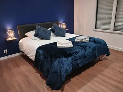 Un ou plusieurs lits dans un hébergement de l'établissement Gite avec Spa Le Rubis proche des plages du Débarquement Manche Normandie