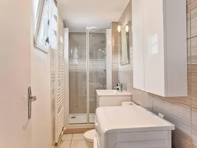 Salle de bains dans l'établissement Maison de vacances familiale près des commerces et plage à Merville Franceville - FR-1-788-10