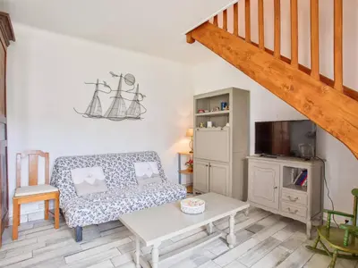 Télévision ou salle de divertissement dans l'établissement Maison de vacances familiale près des commerces et plage à Merville Franceville - FR-1-788-10