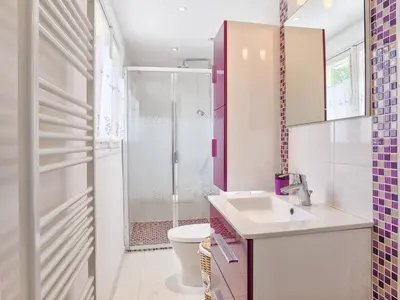 Salle de bains dans l'établissement Maison de vacances familiale près des commerces et plage à Merville Franceville - FR-1-788-10