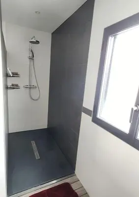 Salle de bains dans l'établissement Maison spacieuse 4 chambres