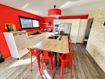 Cuisine ou kitchenette dans l'établissement Maison spacieuse 4 chambres