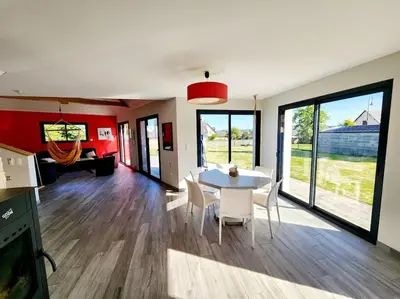 Télévision ou salle de divertissement dans l'établissement Maison spacieuse 4 chambres