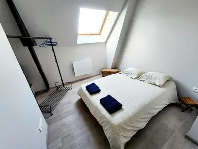Un ou plusieurs lits dans un hébergement de l'établissement Maison spacieuse 4 chambres