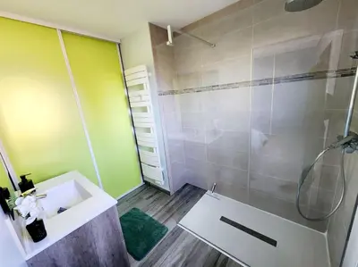 Salle de bains dans l'établissement Maison spacieuse 4 chambres