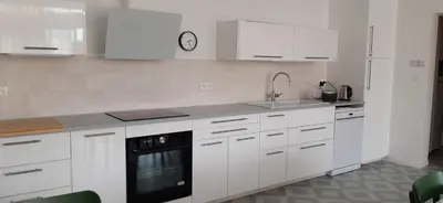 Cuisine ou kitchenette dans l'établissement Maison neuve centre Barfleur