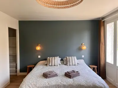 Un ou plusieurs lits dans un hébergement de l'établissement L'Ecrin de Famille Maison Mer & Bourg Gold Beach