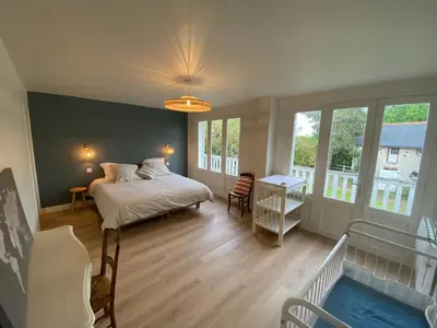 Un ou plusieurs lits dans un hébergement de l'établissement L'Ecrin de Famille Maison Mer & Bourg Gold Beach