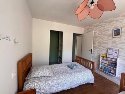 Un ou plusieurs lits dans un hébergement de l'établissement L'Ecrin de Famille Maison Mer & Bourg Gold Beach