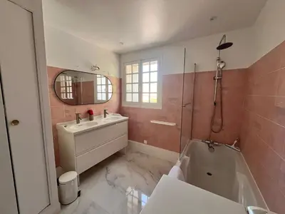 Salle de bains dans l'établissement L'Ecrin de Famille Maison Mer & Bourg Gold Beach