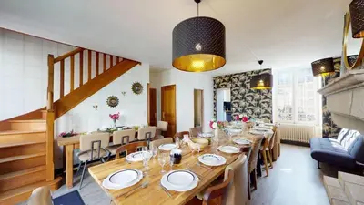 Coin salon dans l'établissement La Clef Decamp Villa et Cour Paradis 22 pers billard 20 min mer