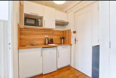 Cuisine ou kitchenette dans l'établissement Charmant deux pièces Caen centre