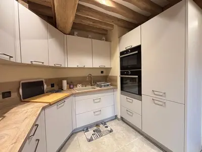 Cuisine ou kitchenette dans l'établissement Chant des mouettes Maison rénovée spacieuse tout confort grand jardin belle terrasse aménagée parking 8 personnes 4 sdb 5 wc à 10 mn à pied de la mer Port en Bessin tous commerces restaurants proche Omaha Beach