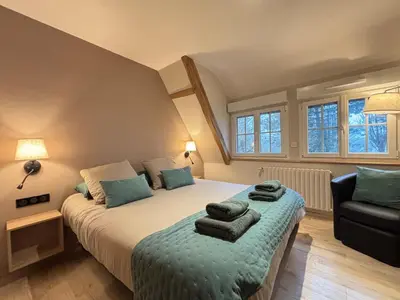Un ou plusieurs lits dans un hébergement de l'établissement Chant des mouettes Maison rénovée spacieuse tout confort grand jardin belle terrasse aménagée parking 8 personnes 4 sdb 5 wc à 10 mn à pied de la mer Port en Bessin tous commerces restaurants proche Omaha Beach