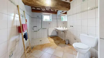 Salle de bains dans l'établissement La Clef Decamp Hambye'ance Nature 28pers spa finlandais billard