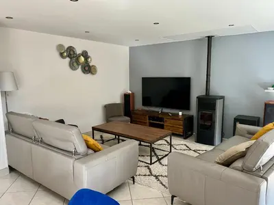 Télévision ou salle de divertissement dans l'établissement Maison jardin proximité Bayeux, Arromanches
