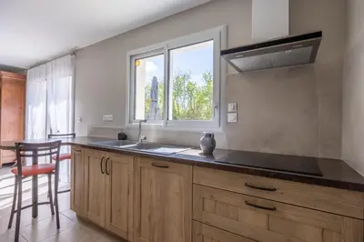 Cuisine ou kitchenette dans l'établissement La petite maison de Littry parking