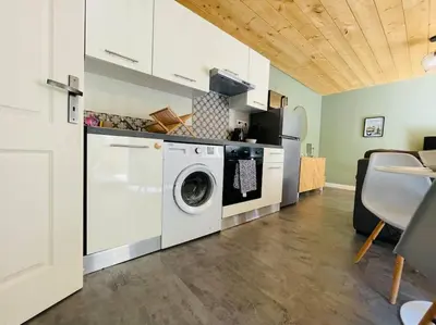 Cuisine ou kitchenette dans l'établissement L'Alma 8 : Le Calme au Coeur de Cherbourg