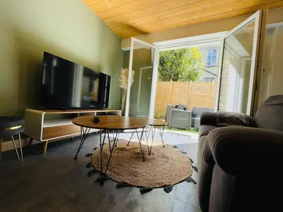 Télévision ou salle de divertissement dans l'établissement L'Alma 8 : Le Calme au Coeur de Cherbourg