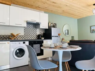 Cuisine ou kitchenette dans l'établissement L'Alma 8 : Le Calme au Coeur de Cherbourg