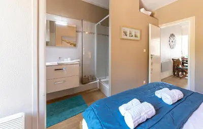 Un ou plusieurs lits dans un hébergement de l'établissement Beautiful Apartment In Cancale
