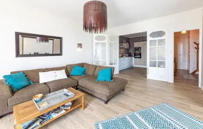 Coin salon dans l'établissement Beautiful Apartment In Cancale