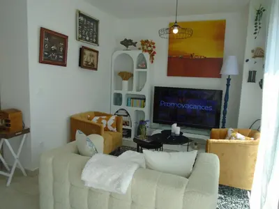 Télévision ou salle de divertissement dans l'établissement Bagatelle