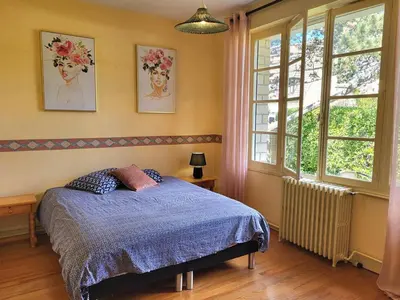 Un ou plusieurs lits dans un hébergement de l'établissement Maison confort, 3 chambres, plage à 2 pas, jardin privé sans vis-à-vis, équipements modernes. - FR-1-788-12