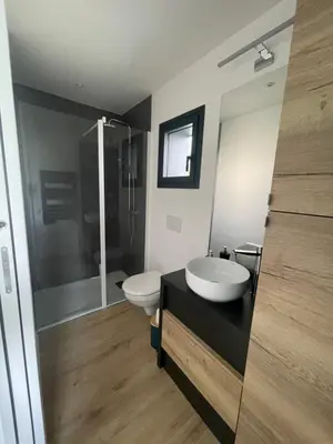 Salle de bains dans l'établissement Studio situé entre Caen & Bayeux et la mer
