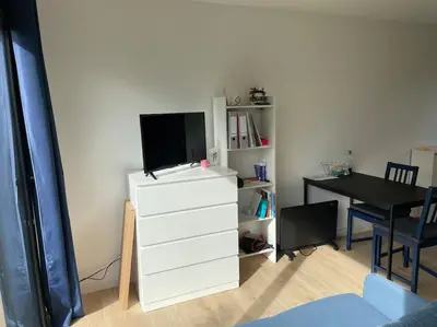Télévision ou salle de divertissement dans l'établissement Studio situé entre Caen & Bayeux et la mer
