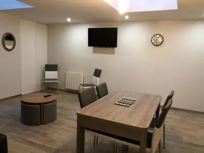 Télévision ou salle de divertissement dans l'établissement Appartement proximité Saint lo
