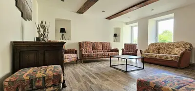 Coin salon dans l'établissement Maison Saint Côme du Mont