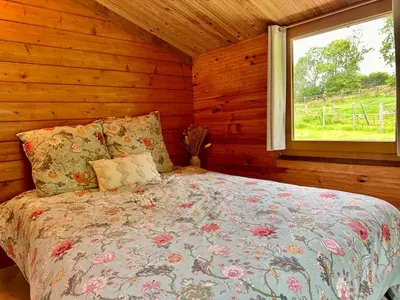 Un ou plusieurs lits dans un hébergement de l'établissement Chalet de la Prairie - Terrain privé - Bain Nordique