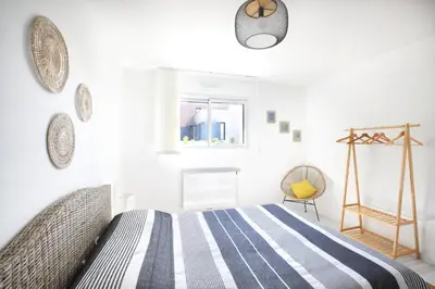 Un ou plusieurs lits dans un hébergement de l'établissement Les Euphorbes - Charmante maison avec vue mer