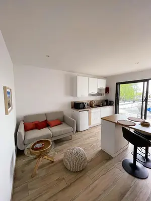 Cuisine ou kitchenette dans l'établissement appartements guesthouse1 et guesthouse2 sword beach