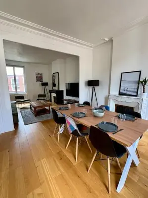 Télévision ou salle de divertissement dans l'établissement Grand appartement vue théâtre Hyper Centre
