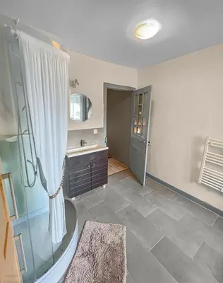Salle de bains dans l'établissement Maison Confortable Proche des Plages