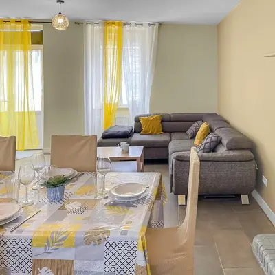 Coin salon dans l'établissement Maison Confortable Proche des Plages