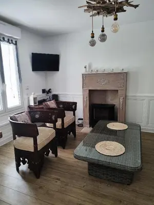 Télévision ou salle de divertissement dans l'établissement Charmant logement à Luc-sur-Mer - 100m de la Plage
