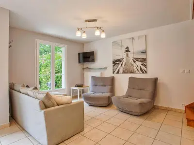 Coin salon dans l'établissement Maison de vacances pour 6 personnes à 600m de la plage avec terrasse et jardin, idéale en famille - FR-1-788-13