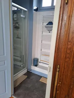Salle de bains dans l'établissement Villa des Forges Périers