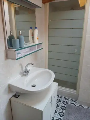 Salle de bains dans l'établissement Studio neuf et équipé bord de mer