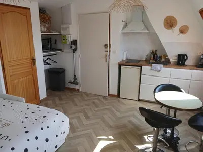 Cuisine ou kitchenette dans l'établissement Studio neuf et équipé bord de mer
