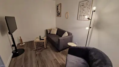 Coin salon dans l'établissement Les chats pitres Maison au calme rénovée avec jardin, terrasse aménagée, transats, abri à vélo, parking gratuit, 5 mn à pied du centre Bayeux proche des plages du débarquement