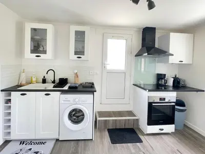 Cuisine ou kitchenette dans l'établissement Les chats pitres Maison au calme rénovée avec jardin, terrasse aménagée, transats, abri à vélo, parking gratuit, 5 mn à pied du centre Bayeux proche des plages du débarquement