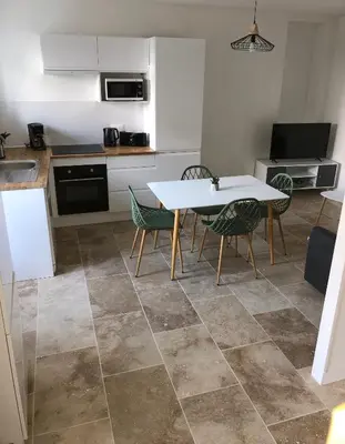 Cuisine ou kitchenette dans l'établissement La Saint Comienne