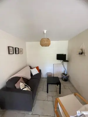Télévision ou salle de divertissement dans l'établissement Gîte à la campagne