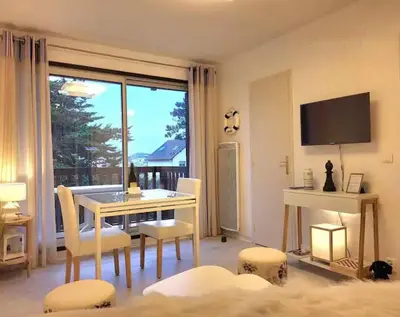 Télévision ou salle de divertissement dans l'établissement Studio au calme Accès Mer & Plage